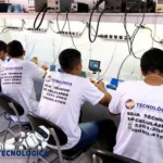 Alunos no laboratório da Neo Tecnológica