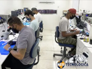 Aula prática no laboratório da Neo Tecnológica