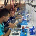 Alunos na bancada do laboratório da Neo Tecnológica