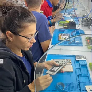 Aluno em aula prática no laboratório da Neo Tencológica